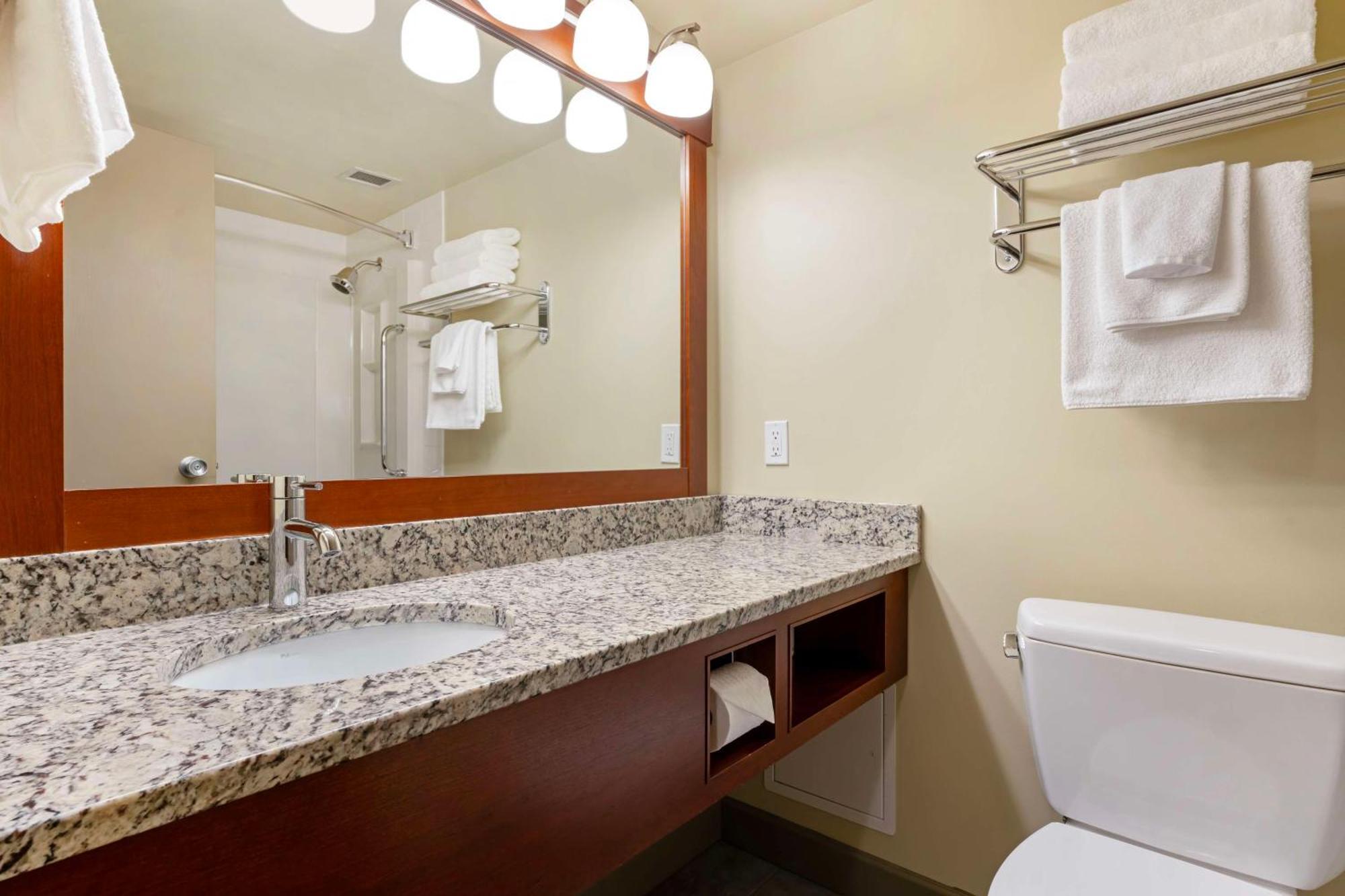 Best Western Plus Barclay Hotel Port Alberni Buitenkant foto