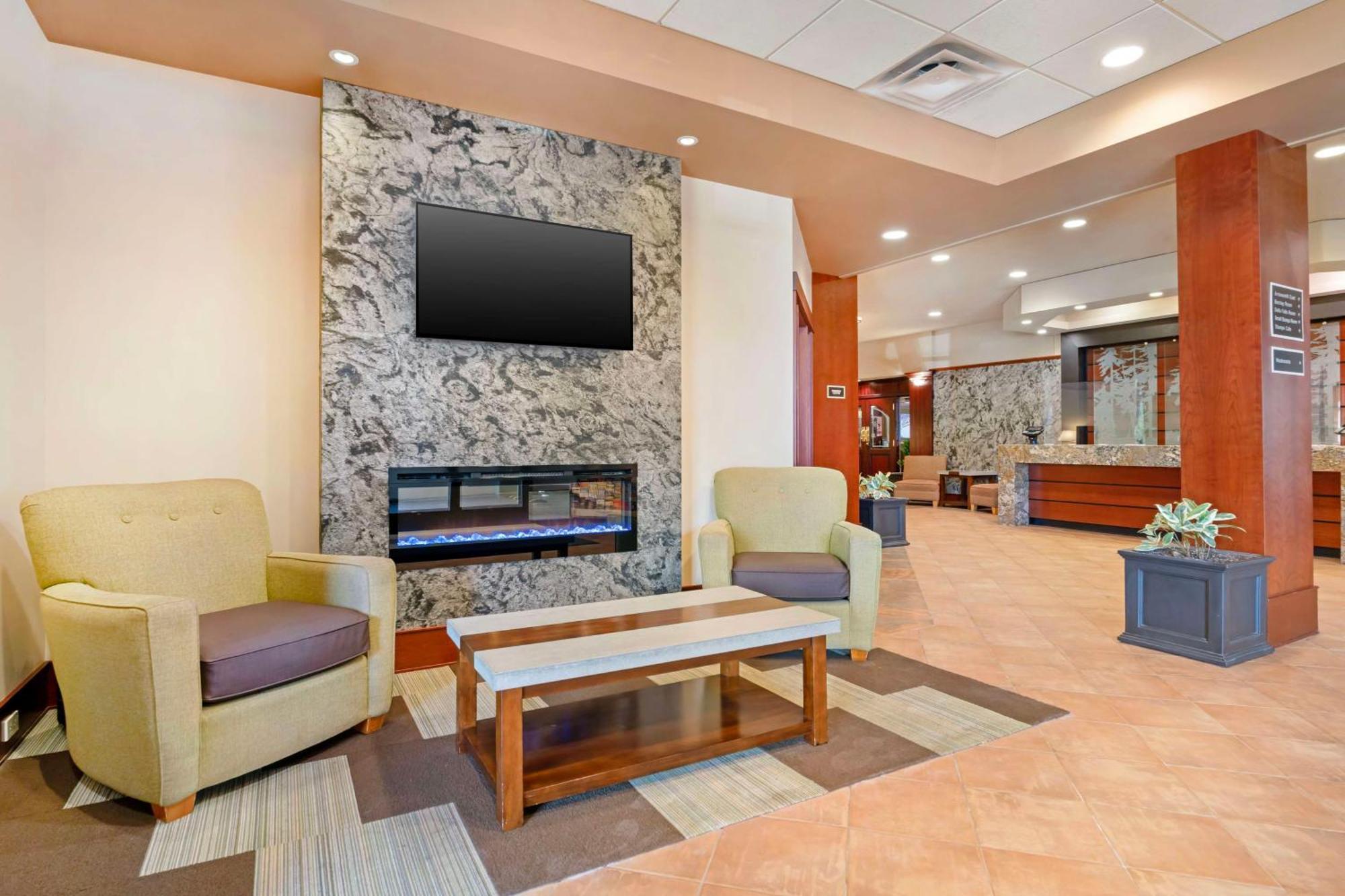 Best Western Plus Barclay Hotel Port Alberni Buitenkant foto