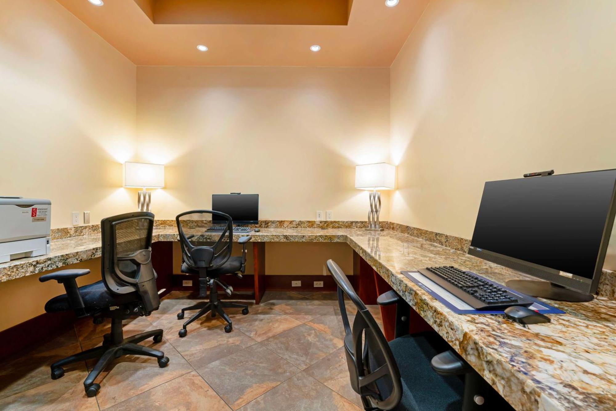Best Western Plus Barclay Hotel Port Alberni Buitenkant foto